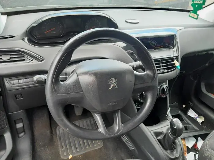 Volante Peugeot 208